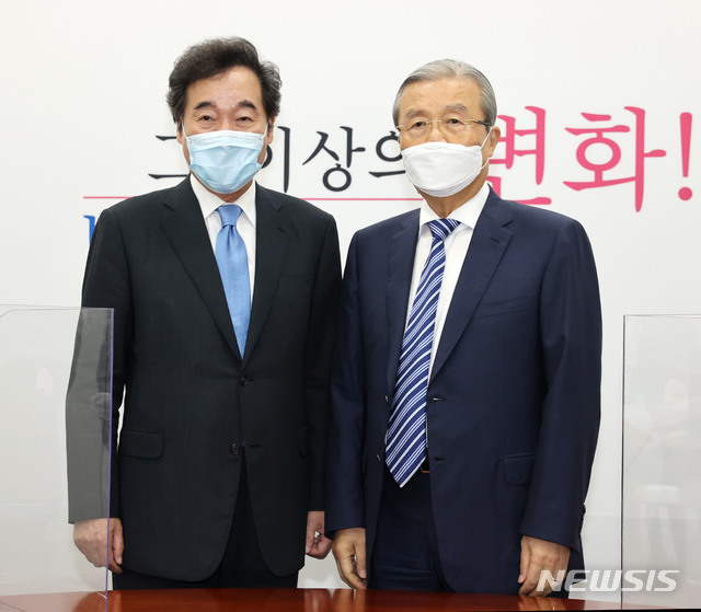 [서울=뉴시스] 배훈식 기자 = 이낙연 더불어민주당 신임 당대표가 1일 오전 서울 여의도 국회 미래통합당을 찾아 김종인 비상대책위원장과 기념촬영을 하고 있다. 2020.09.01.&nbsp; photo@newsis.com