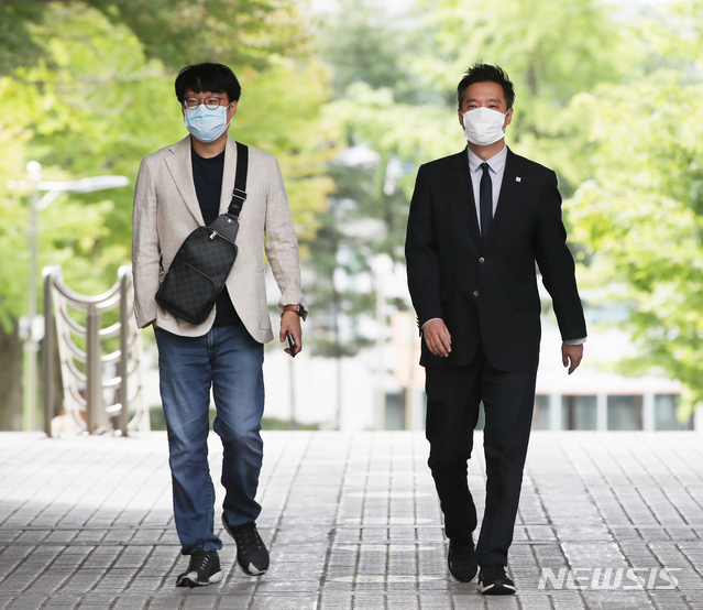 [서울=뉴시스]조수정 기자 = 인터넷에 허위사실을 올려 고(故) 백남기 농민 유족의 명예를 훼손한 혐의로 1심에서 벌금형을 선고받은 김세의(오른쪽) 전 MBC 기자, 만화가 윤서인이 1일 오전 항소심 선고에 출석하기 위해 서울 서초동 서울중앙지방법원으로 들어서고 있다.&nbsp; 2020.09.01.&nbsp; chocrystal@newsis.com