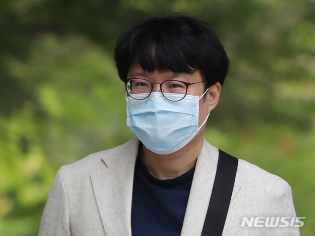 [서울=뉴시스]조수정 기자 = 인터넷에 허위사실을 올려 고(故) 백남기 농민 유족의 명예를 훼손한 혐의로 1심에서 벌금형을 선고받은 만화가 윤서인이 1일 오전 항소심 선고에 출석하기 위해 서울 서초동 서울중앙지방법원으로 들어서고 있다.&nbsp; 2020.09.01.&nbsp; chocrystal@newsis.com