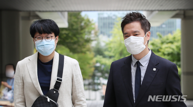[서울=뉴시스]조수정 기자 = 인터넷에 허위사실을 올려 고(故) 백남기 농민 유족의 명예를 훼손한 혐의로 1심에서 벌금형을 선고받은 김세의(오른쪽) 전 MBC 기자와 만화가 윤서인씨가 지난 9월1일 오전 항소심 선고에 출석하기 위해 서울 서초동 서울중앙지방법원으로 들어서고 있다. 2020.09.01. chocrystal@newsis.com