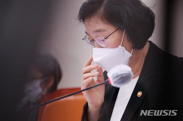 [서울=뉴시스] 홍효식 기자 = 이정옥 여성가족부 장관이 1일 오전 서울 여의도 국회에서 열린 여성가족위원회 전체회의에 참석해 미래통합당 김미애 의원의 정의기억연대 회계 관련 질의를 듣고 있다. 2020.09.01. photo@newsis.com