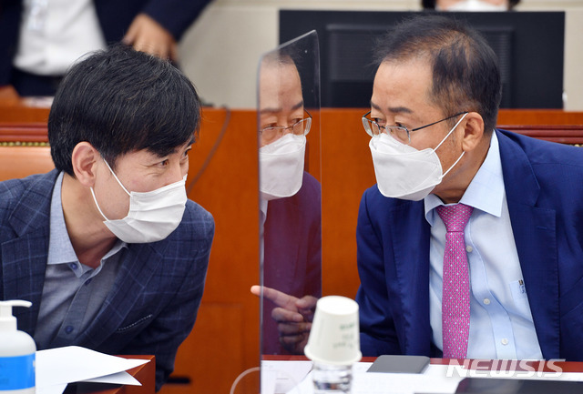[서울=뉴시스] 홍효식 기자 = 하태경 미래통합당 의원과 무소속 홍준표 의원이 1일 오전 서울 여의도 국회에서 열린 국방위원회 전체회의에서 대화하고 있다. 2020.09.01. photo@newsis.com
