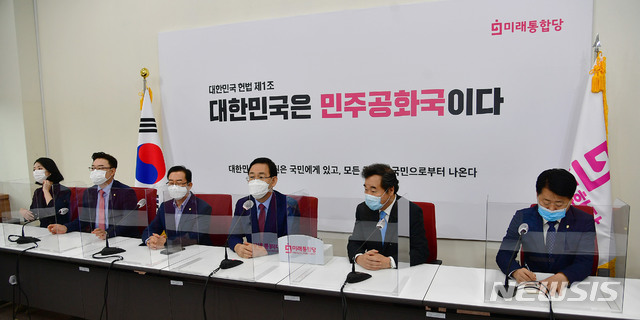 [서울=뉴시스] 배훈식 기자 = 주호영 미래통합당 원내대표가 1일 오전 서울 여의도 국회 미래통합당 원내대표실에서 이낙연 더불어민주당 신임 당대표와 대화를 하고 있다. 2020.09.01.&nbsp; photo@newsis.com