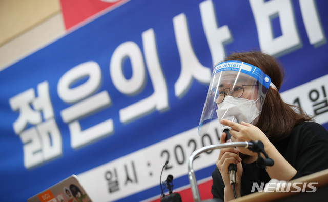 [서울=뉴시스] 박주성 기자 = 1일 오전 서울 영등포구 서울특별시의사회에서 열린 젊은의사 비상대책위원회 출범식에서 박지현 대한전공의협의회 비대위원장이 취재진의 질문에 답하고 있다. 2020.09.01.&nbsp; photo@newsis.com