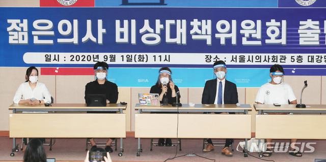 [서울=뉴시스] 박주성 기자 = 1일 오전 서울 영등포구 서울특별시의사회에서 열린 젊은의사 비상대책위원회 출범식에서 박지현(왼쪽 세 번째) 대한전공의협의회 비대위원장이 취재진의 질문에 답하고 있다. 왼쪽 두번째부터 조승현 대한 의과대학교 의학전문대학원 학생협회 회장, 박 위원장, 김지성 전임의 비상대책위 위원장. 2020.09.01.&nbsp; photo@newsis.com