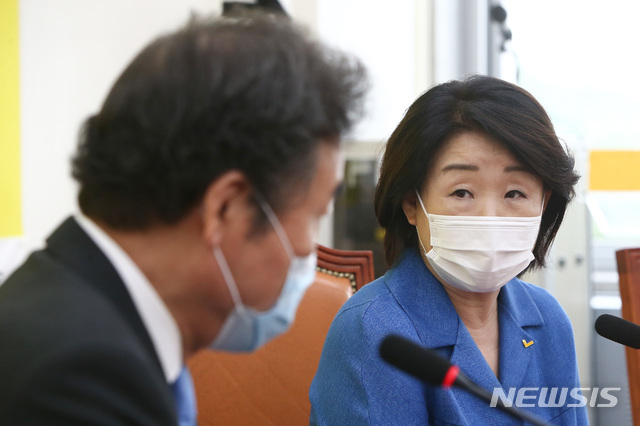 [서울=뉴시스] 홍효식 기자 = 심상정 정의당 대표가 1일 서울 여의도 국회 정의당 대표실을 예방한 이낙연 더불어민주당 신임대표와 대화를 하고 있다. 2020.09.01.&nbsp; photo@newsis.com