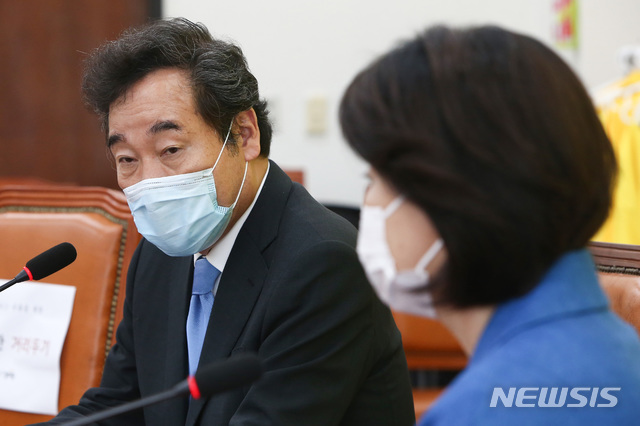 [서울=뉴시스] 홍효식 기자 = 더불어민주당 이낙연 신임 당대표가 1일 서울 여의도 국회 정의당 대표실을 찾아 심상정 정의당 대표와 대화를 하고 있다. 2020.09.01.&nbsp; photo@newsis.com