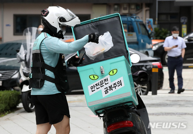 [서울=뉴시스] 고범준 기자 = 서울 중구 무교로 일대에서 한 배달원이 포장한 음식을 오토바이에 싣고 있다. 2020.09.01. bjko@newsis.com 이 사진은 기사 내용과 직접적인 관련 없음