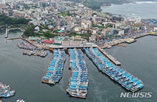 [서귀포=뉴시스]우장호 기자 = 제9호 태풍 '마이삭'이 북상 중인 1일 제주 서귀포시 서귀포항에 어선들이 피항해 있다. 기상청은 이날 늦은 밤 제주도남쪽먼바다를 시작으로 오는 3일까지 전국이 태풍의 영향권에 들것으로 예상하고 있다. 2020.09.01. woo1223@newsis.com