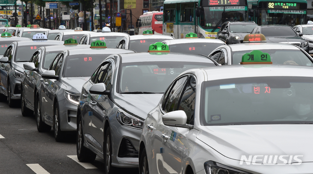 [수원=뉴시스] 김종택기자 = 신종 코로나바이러스 감염증(코로나19) 확산 차단을 위한 '사회적 거리두기 2.5단계'가 시행되고 있는 1일 경기 수원역 택시 승강장에 택시들이 손님을 기다리고 있다. 2020.09.01.jtk@newsis.com