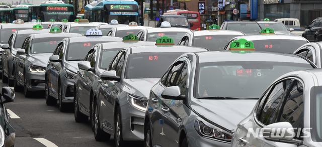 [수원=뉴시스] 김종택기자 = 신종 코로나바이러스 감염증(코로나19) 확산 차단을 위한 '사회적 거리두기 2.5단계'가 시행되고 있는 1일 경기 수원역 택시 승강장에 택시들이 손님을 기다리고 있다. 2020.09.01. jtk@newsis.com