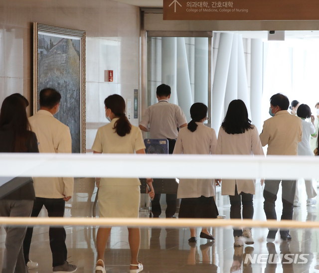 [서울=뉴시스] 지난 2020년 9월1일 서울 한 대학병원에서 의대 교수들과 의료진이 의과대학 방향으로 이동하고 있다. (사진=뉴시스DB). 2023.10.26. photo@newsis.com