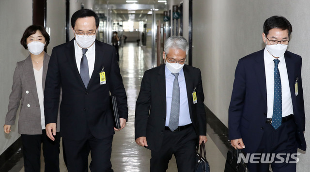 [서울=뉴시스]홍효식 기자 = 국정원 김선희(왼쪽부터) 3차장, 김상균 1차장, 박선원 기조실장, 박정현 2차장이 1일 오후 서울 여의도 국회에서 열린 정보위원회 전체회의에 참석하고 있다. 2020.09.01. yesphoto@newsis.com