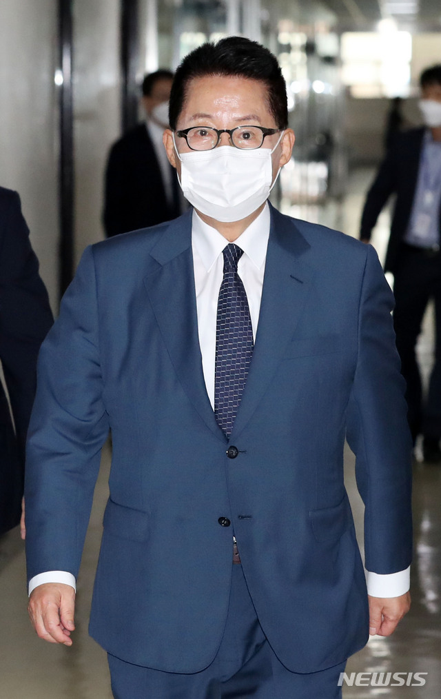 [서울=뉴시스]홍효식 기자 = 박지원 국가정보원장이 지난 1일 오후 서울 여의도 국회에서 열린 정보위원회 전체회의에 참석하고 있다. 2020.09.01. yesphoto@newsis.com