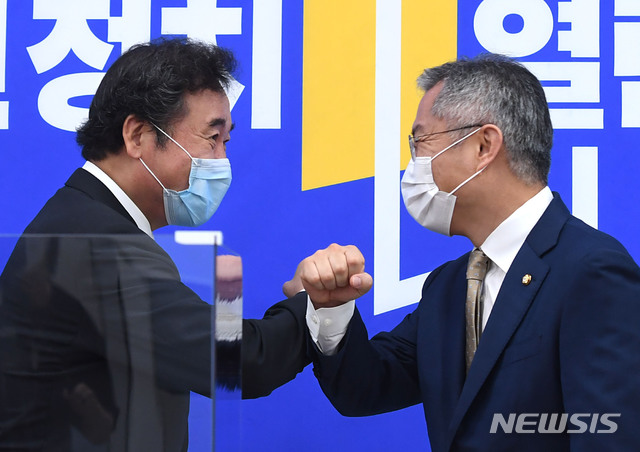 [서울=뉴시스] 배훈식 = 이낙연 더불어민주당 신임 당대표가 1일 오후 서울 여의도 국회 열린민주당 대표실을 찾아 최강욱 열린민주당 대표와 인사를 하고 있다. 2020.09.01&nbsp; photo@newsis.com