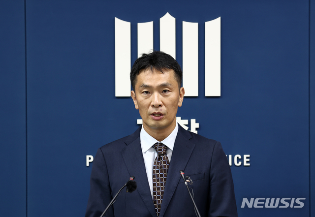 [서울=뉴시스]조수정 기자 = 이복현 서울중앙지검 부장검사가 1일 오후 서울고검 기자실에서 삼성그룹 불법합병 및 회계부정 사건 수사결과를 발표하고 있다. 2020.09.01.&nbsp; photo@newsis.com