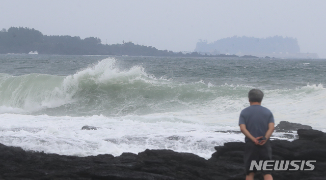 [서귀포=뉴시스]우장호 기자 = 제9호 태풍 '마이삭'이 북상 중인 1일 제주 서귀포시 예래동 앞바다에 큰 파도가 몰아치고 있다. 기상청은 이날 늦은 밤 제주도남쪽먼바다를 시작으로 오는 3일까지 전국이 태풍의 영향권에 들것으로 예상하고 있다. 2020.09.01.&nbsp; woo1223@newsis.com