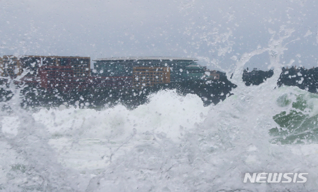 [서귀포=뉴시스]우장호 기자 = 제9호 태풍 '마이삭'이 북상 중인 1일 제주 서귀포시 예래동 앞바다에 큰 파도가 몰아치고 있다. 기상청은 이날 늦은 밤 제주도남쪽먼바다를 시작으로 오는 3일까지 전국이 태풍의 영향권에 들것으로 예상하고 있다. 2020.09.01.&nbsp; woo1223@newsis.com