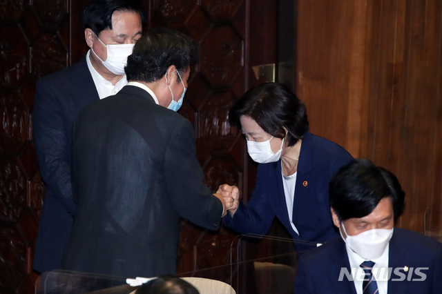 [서울=뉴시스] 배훈식 기자 = 이낙연 당시 더불어민주당 대표와 추미애 당시 법무부 장관이 지난해 9월1일 서울 여의도 국회 본회의장에서 열린 제382회 국회(정기회) 개회식에 참석해 인사를 나누고 있다. 2021.08.23. photo@newsis.com