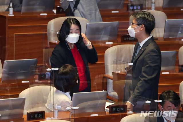 [서울=뉴시스] 배훈식 기자 = 윤미향 더불어민주당 의원이 지난 1일 서울 여의도 국회 본회의장에서 열린 제382회 국회(정기회) 개회식에 참석해 동료 의원들과 대화하고 있다. 2020.09.01. photo@newsis.com