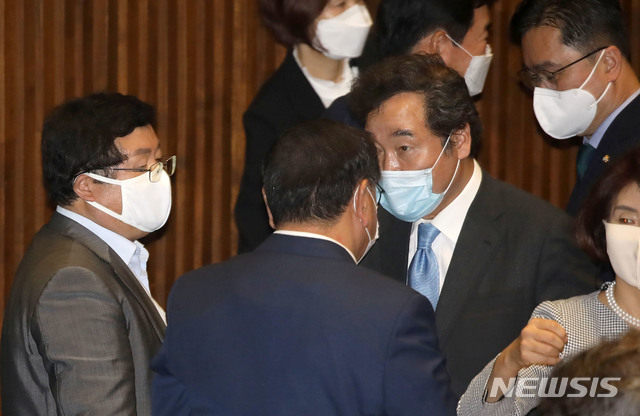 [서울=뉴시스]배훈식 기자 = 이낙연 더불어민주당 대표(오른쪽부터), 김태년 원내대표, 설훈 의원이 1일 오후 서울 여의도 국회에서 열린 제382회 국회 1차 본회의에서 대화를 나누고 있다. 2020.09.01. photo@newsis.com