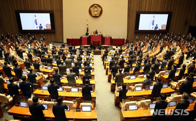 [서울=뉴시스] 홍효식 기자 = 박병석 국회의장을 비롯한 여야 의원들이 1일 서울 여의도 국회 본회의장에서 열린 21대 첫 정기국회 개회식에서 국민의례를 하고 있다. 2020.09.01.&nbsp; photo@newsis.com