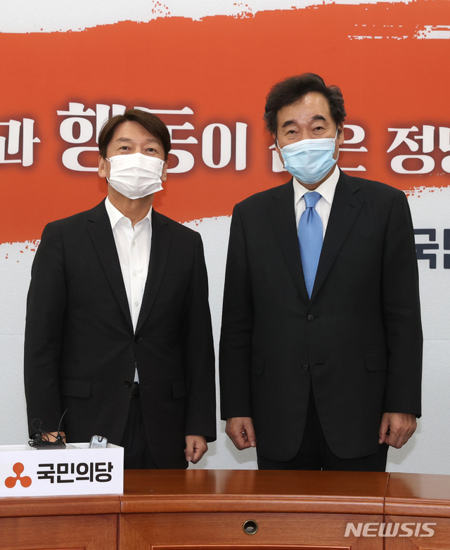 [서울=뉴시스]홍효식 기자 = 더불어민주당 이낙연 신임 당대표(오른쪽)가 1일 오전 서울 여의도 국회에서 안철수 국민의당 대표를 예방하고 있다. 2020.09.01.&nbsp; photo@newsis.com