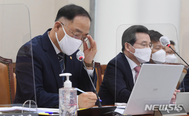 [서울=뉴시스] 홍효식 = 홍남기 경제부총리 겸 기획재정부 장관이 1일 오후 서울 여의도 국회에서 열린 기획재정위원회 전체회의에서 안경을 고쳐쓰고 있다. 2020.09.01.&nbsp; photo@newsis.com 