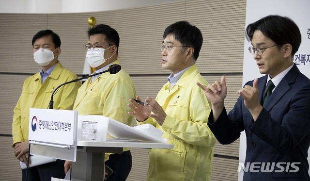 [서울=뉴시스]윤태호 중앙사고수습본부 방역총괄반장이 1일 세종시 정부세종청사에서 열린 신종 코로나바이러스 감염증(코로나19) 관련 정례브리핑에서 질문에 답하고 있다. (사진=보건복지부 제공) 2020.09.01. photo@newsis.com