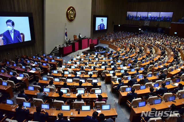 [서울=뉴시스] 홍효식 기자 = 박병석 국회의장이 1일 서울 여의도 국회 본회의장에서 열린 정기국회 개회식에서 개회사를 하고 있다. 2020.09.01. photo@newsis.com