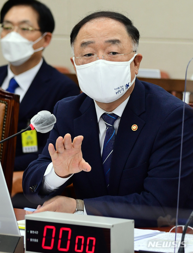 [서울=뉴시스] 홍효식 = 홍남기 경제부총리 겸 기획재정부 장관이 1일 오후 서울 여의도 국회에서 열린 기획재정위원회 전체회의에서 의원들의 질의에 답하고 있다. 2020.09.01.  photo@newsis.com