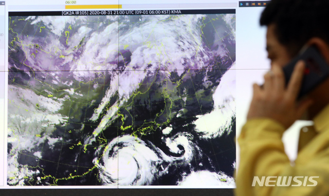 [세종=뉴시스]강종민 기자 = 매우 강한 태풍 '마이삭'이 북상중인 가운데 1일 오후 정부세종2청사 중앙재난안전상황실에서 관계자가 태풍의 현재 위치 등을 살펴보고 있다. 2020.09.01.&nbsp; ppkjm@newsis.com