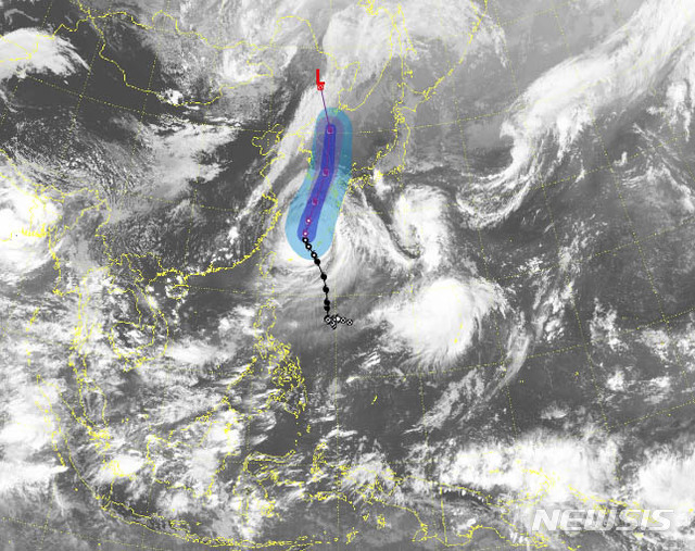 [서울=뉴시스]김병문 기자 = 기상청은 매우 강한 제9호 태풍 '마이삭'이 1일 오후 3시기준 일본 오키나와 서북서쪽 약 220㎞ 부근 해상에서 북북동진하고 있다고 발표했다. (사진=기상청 캡처) 2020.09.01.  photo@newsis.com