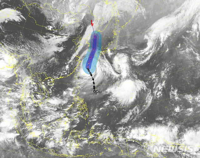 [서울=뉴시스]김병문 기자 = 기상청은 매우 강한 제9호 태풍 '마이삭'이 1일 오후 3시기준 일본 오키나와 서북서쪽 약 220㎞ 부근 해상에서 북북동진하고 있다고 발표했다. (사진=기상청 캡처) 2020.09.01.&nbsp; photo@newsis.com