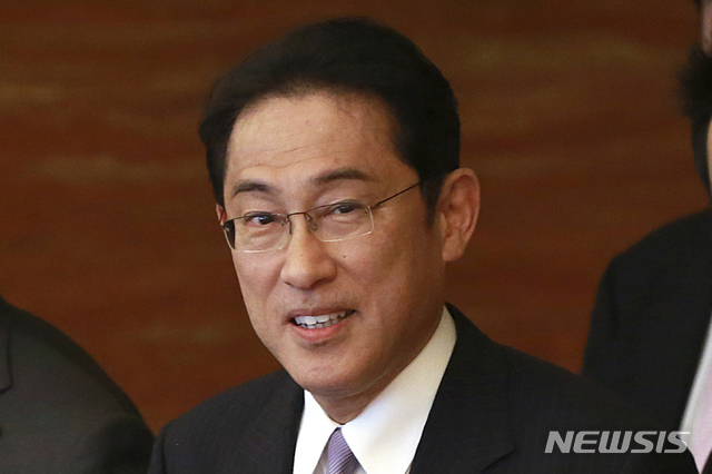 [도쿄=AP/뉴시스]지난 2017년 5월 30일 기시다 후미오 당시 일본 외무상이 도쿄에서 양제츠(楊潔篪) 중국 공산당 외교 담당 정치국 위원을 만나고 있다. 현재 집권 자민당 정조회장인 그는 지난 1일 아베 신조 총리의 후임을 선출하는 총재 선거에 정식으로 출마를 표명했다. 2020.09.03. 