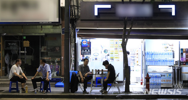 [서울=뉴시스] 박민석 기자 = 서울시가 신종 코로나바이러스 감염증(코로나19) 확산 방지를 위해 편의점 야간 취식 행위에 대한 현장점검을 시행한다고 밝힌 1일 오후 9시께 서울 시내의 한 편의점 야외 테이블에서 시민들이 취식을 하고 있다. 2020.09.01. mspark@newsis.com