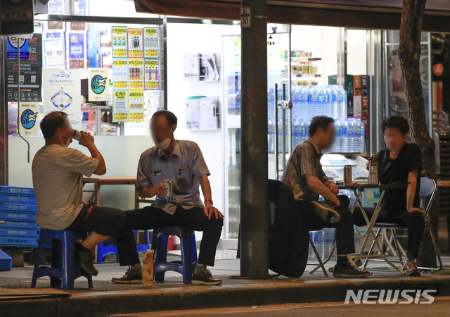 [서울=뉴시스] 박민석 기자 = 서울시가 신종 코로나바이러스 감염증(코로나19) 확산 방지를 위해 편의점 야간 취식 행위에 대한 현장점검을 시행한다고 밝힌 1일 오후 9시께 서울 시내의 한 편의점 야외 테이블에서 시민들이 취식을 하고 있다. 2020.09.01. mspark@newsis.com