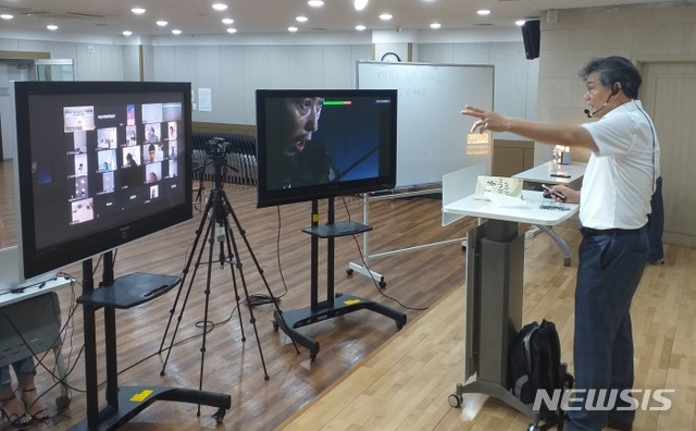 하남시평생학습관 개관 6주년 기념 지역 명사 온라인 특강에 나선 서강석 하남문화재단 대표.