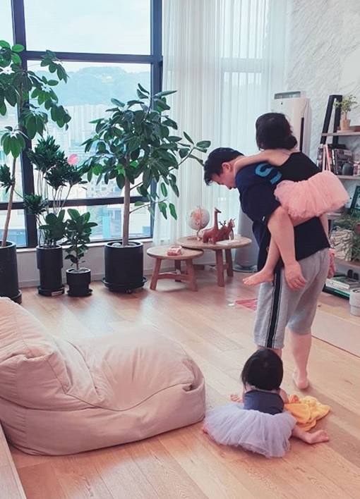 [서울=뉴시스] 두 딸과 놀아주는 백종원 (사진 = 소유진 SNS) 2020.09.02. photo@newsis.com