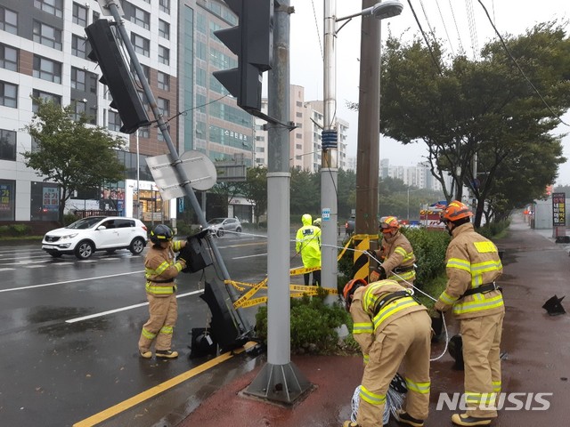 [제주=뉴시스] 강경태 기자 = 제주소방서 대원들이 2일 오후 제주시 노형동 한 도로에서 신호등이 강풍에 파손되자 안전 조치하고 있다. (사진=제주소방서 제공) 2020.09.02. photo@newsis.com