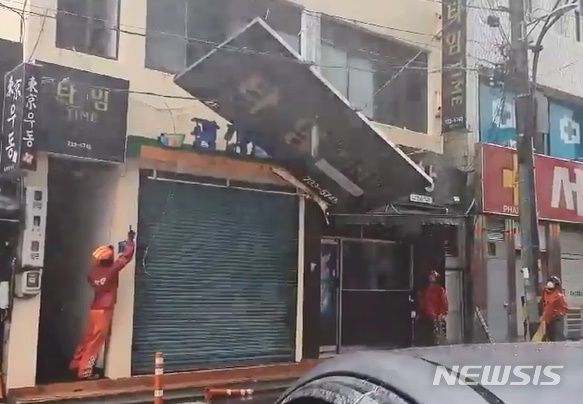 [제주=뉴시스] 양영전 기자 = 2일 오후 제주도 서귀포시 서귀동 소재 한 가게의 간판이 강풍에 파손돼 소방대원들이 안전 조치하고 있다. (사진=서귀포소방서 제공) 2020.09.02.&nbsp; photo@newsis.com 