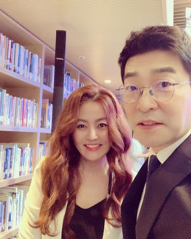 [서울=뉴시스] 작가 손미나와 배우 손현주. (사진 = 손미나 인스타그램) 2020.09.02. photo@newsis.com