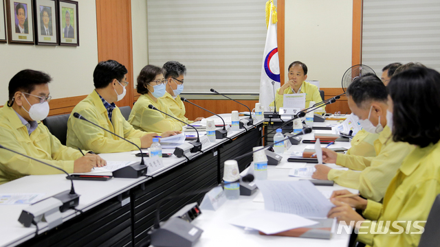 [대전=뉴시스] 산림청이 2일 태풍 '마이삭' 대비 상황판단회의를 열어 산사태 위기경보를 전국 17개 시·도에 '심각' 단계를 발령했다.