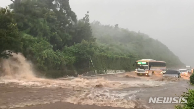 [제주=뉴시스] 강경태 기자 = 제9호 태풍 ‘마이삭(MAYSAK)’이 제주에 근접하는 가운데 2일 오후 제주 서귀포시 색달동 중산간도로에 빗물이 쏟아져 차량들이 멈춰서 있다. (사진=서귀포소방서 제공 영상 캡처) 2020.09.02. photo@newsis.com