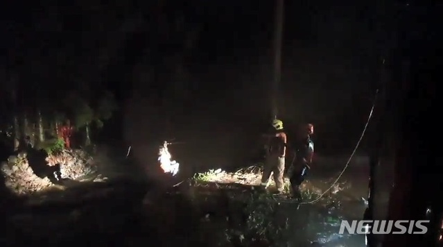 [제주=뉴시스] 양영전 기자 = 2일 오후 서귀포시 중문동 인근에서 태풍 '마이삭'이 몰고 온 폭우에 고립된 일행 4명을 소방대원들이 구조하고 있다. (사진=서귀포소방서 제공) 2020.09.02.&nbsp; 0jeoni@newsis.com 