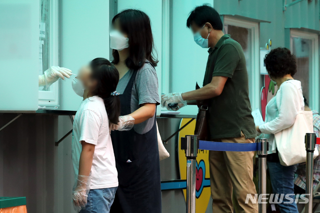 [서울=뉴시스] 이윤청 기자 = 1일 서울 광진구 자양동 소재 혜민병원에서 직원 등 관련자 10명이 신종 코로나바이러스 감염증(코로나19) 확진 판정을 받았다. 2일 서울 광진구 보건소에 마련된 코로나19 선별진료소에서 검사가 진행되고 있다. 2020.09.02.&nbsp; radiohead@newsis.com