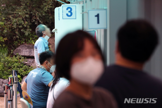[서울=뉴시스] 이윤청 기자 = 1일 서울 광진구 자양동 소재 혜민병원에서 직원 등 관련자 10명이 신종 코로나바이러스 감염증(코로나19) 확진 판정을 받았다. 2일 서울 광진구 보건소에 마련된 코로나19 선별진료소에서 검사가 진행되고 있다. 2020.09.02. radiohead@newsis.com