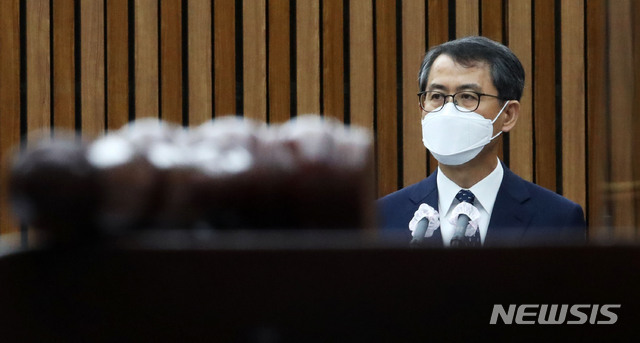 [서울=뉴시스]홍효식 기자 = 이흥구 대법관 후보자가 2일 서울 여의도 국회에서 열린 임명동의안 심사를 위한 인사청문회에서 인사말을 하고 있다. 2020.09.02.&nbsp; yesphoto@newsis.com