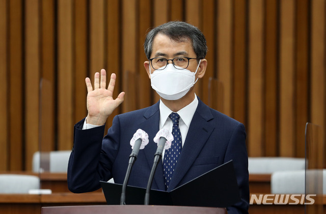 [서울=뉴시스]홍효식 기자 = 이흥구 대법관 후보자가 2일 서울 여의도 국회에서 열린 임명동의안 심사를 위한 인사청문회에서 선서를 하고 있다. 2020.09.02. yesphoto@newsis.com