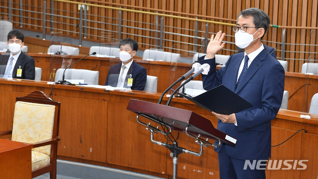 [서울=뉴시스] 홍효식 기자 = 이흥구 대법관 후보자가 2일 오전 서울 여의도 국회에서 열린 인사청문회에서 선서를 하고 있다. 2020.09.02. photo@newsis.com